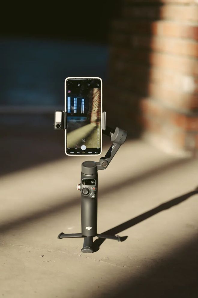 blie 7 Pro稳定器首发初体验！j9国际站549元！大疆OSMO Mo(图2)