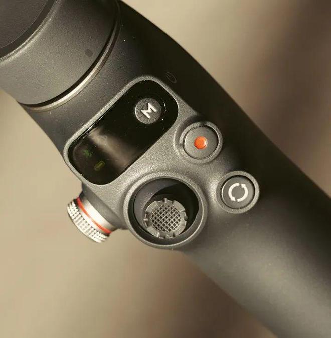 blie 7 Pro稳定器首发初体验！j9国际站549元！大疆OSMO Mo(图6)